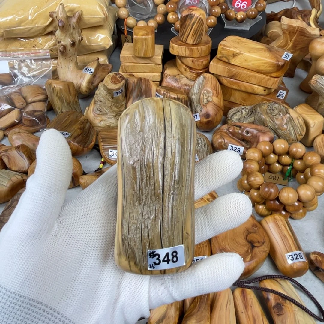 柏木北太行崖柏原皮手把件有裂介意慎拍