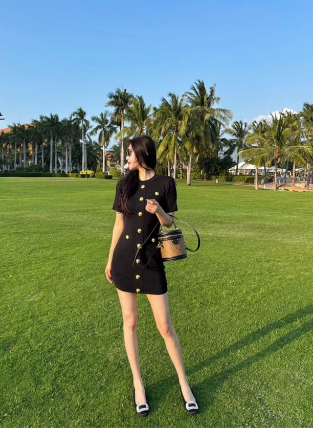 黑色千金高级感气质修身包臀连衣裙显瘦时尚复古高腰法式短款