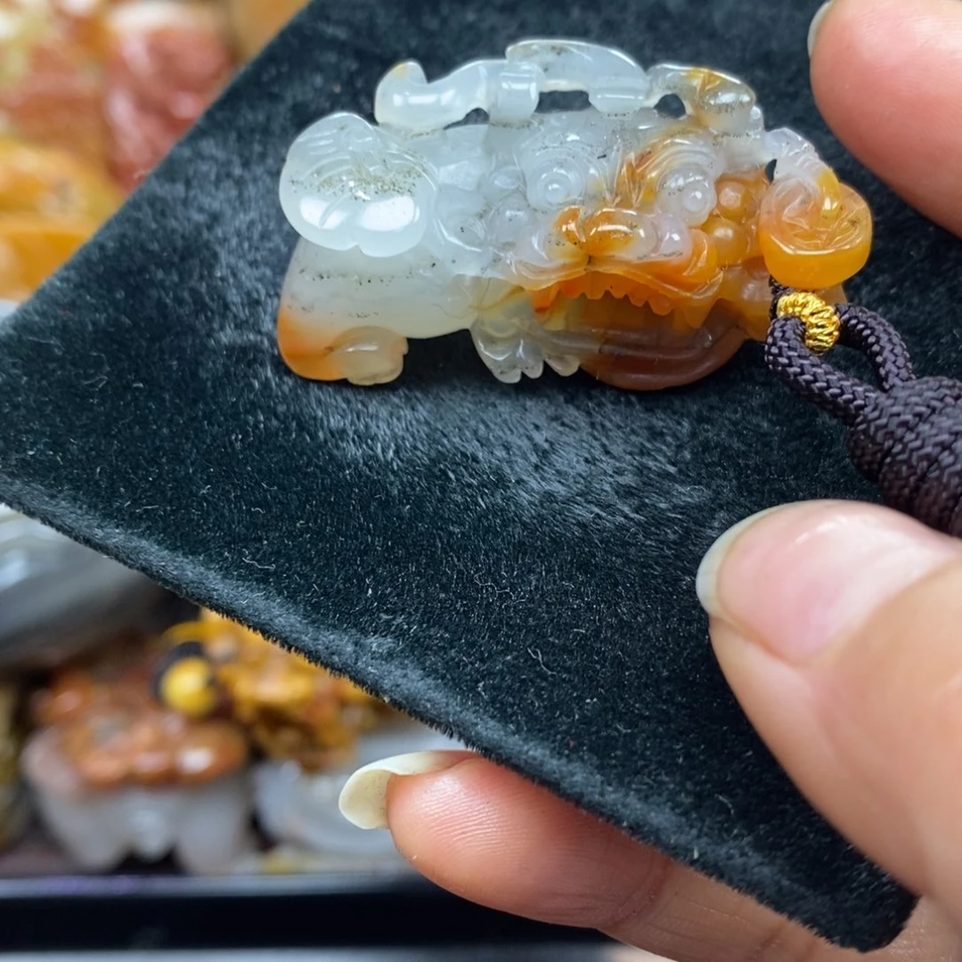 未镶嵌石英质玉（黄龙玉）颈饰