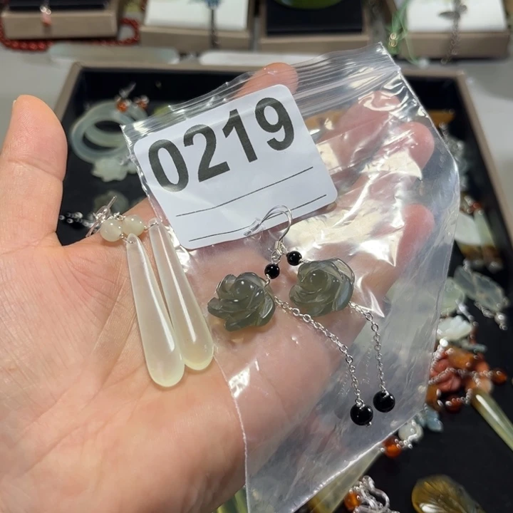 咸***腿蛇纹石玉合金耳饰