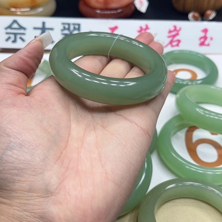 未镶嵌手镯石英质玉群*