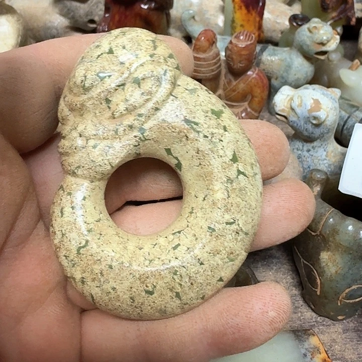 蛇纹石玉颈饰未镶嵌