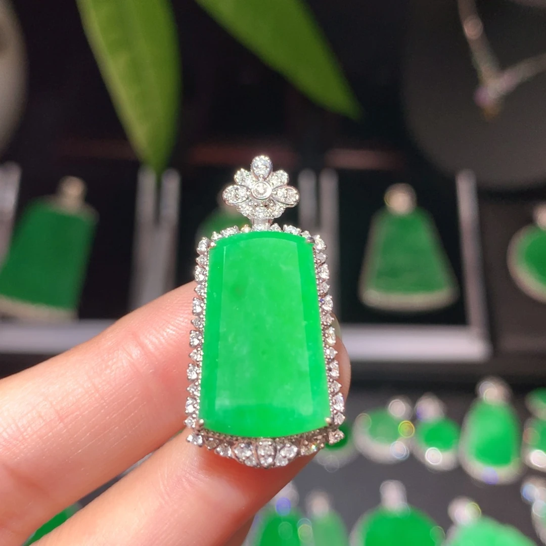 翡翠颈饰18K金镶嵌翡翠