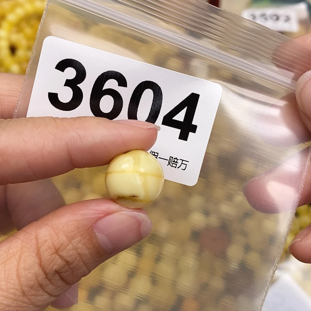 蜜蜡未镶嵌珠宝奇石15