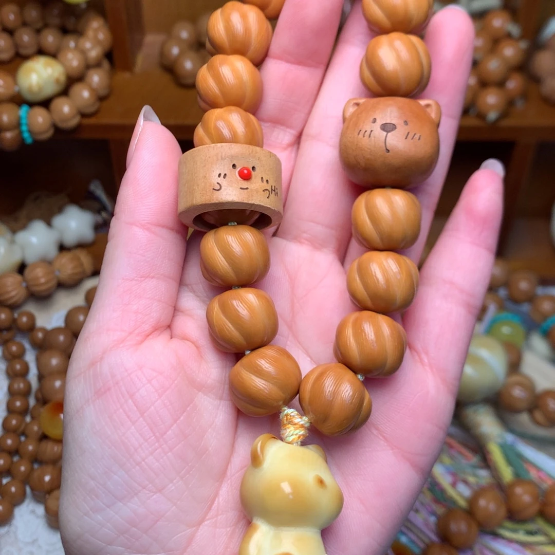 吊坠猴头核桃卷卷酥手持定制