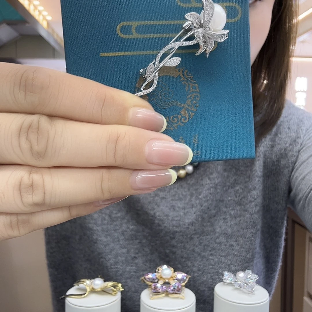 合金胸饰淡水珍珠