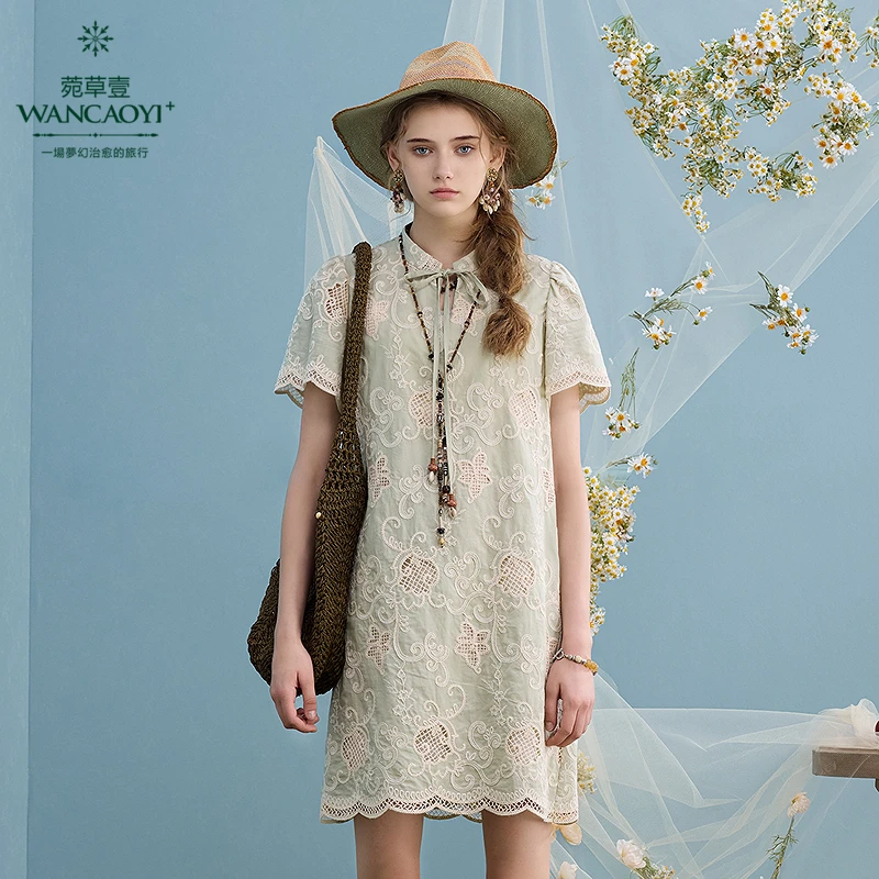【商场同款】菀草壹2025夏季宽松豆绿色镂空绣花连衣裙Q40931521