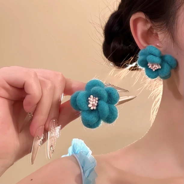 铜合金树脂耳饰 毛绒花朵耳环 显白冬天高级感小众设计气质耳钉