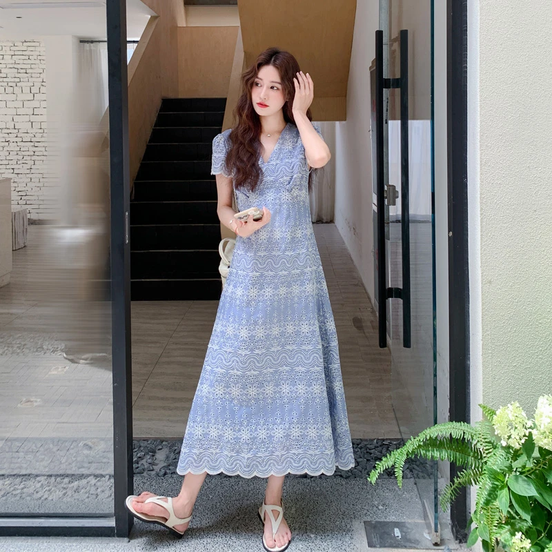 法式重工钩花V领连衣裙2025夏季新款温柔风海蓝色显瘦氛围感裙子
