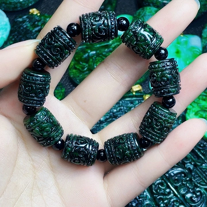 翡翠未镶嵌颈饰多样性