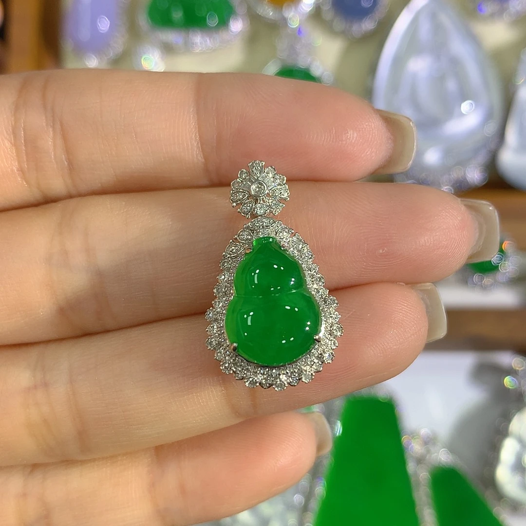 翡翠18K金镶嵌颈饰葫芦