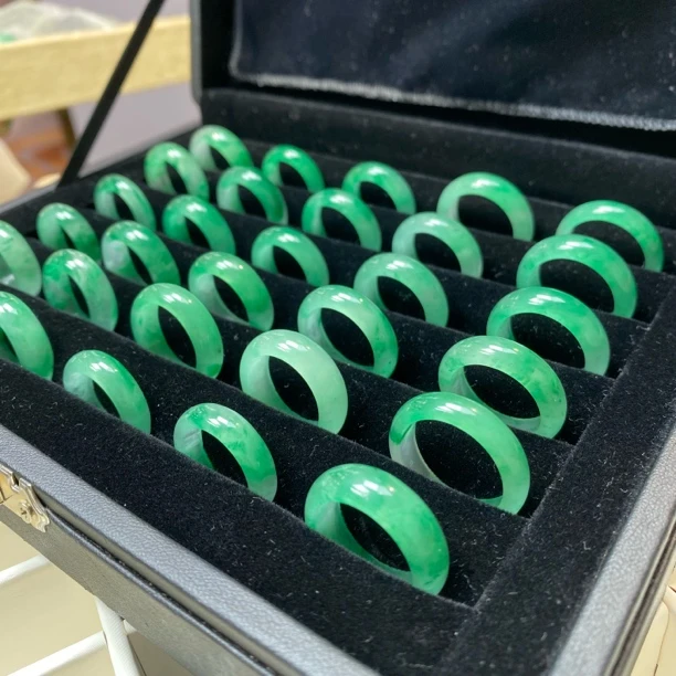 天然玉石精品非洲翠指环 多样性发其一