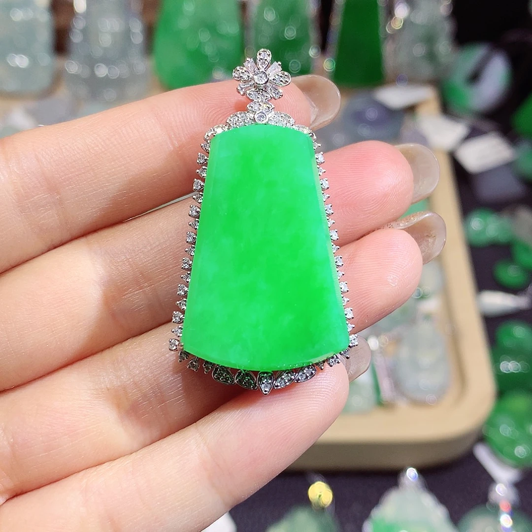 翡翠18K金镶嵌颈饰牌