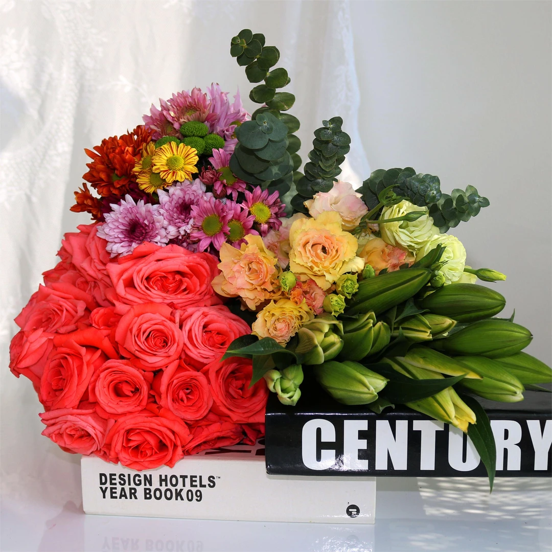 玫瑰10枝+百合10朵（3-5枝）+小雏菊5枝+洋桔梗1扎+配草5枝