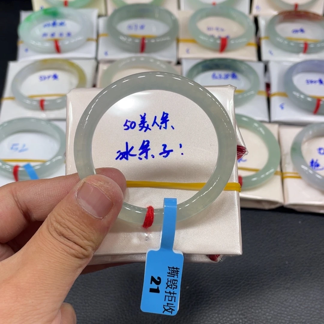 翡翠手镯未镶嵌天然翡翠