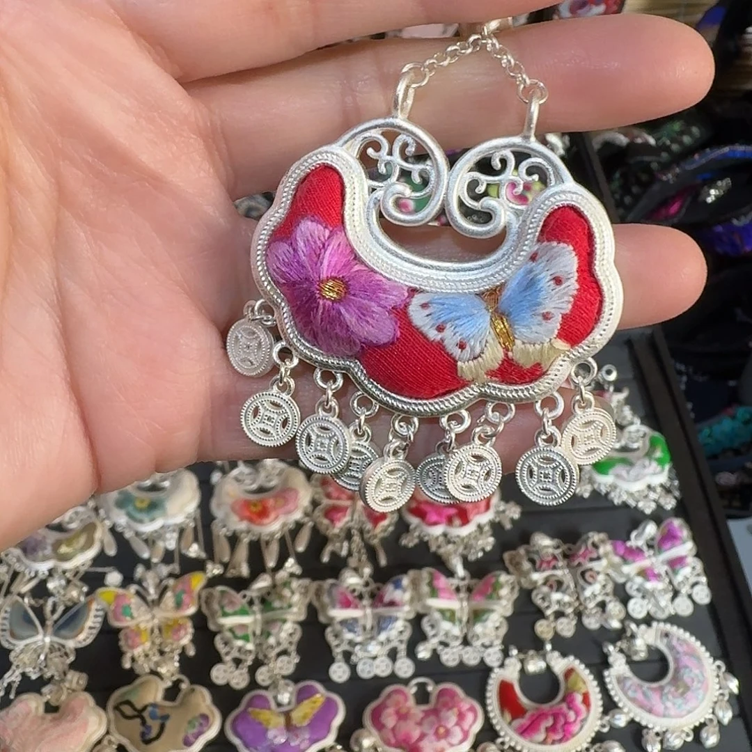 织绣民族风刺绣吊坠