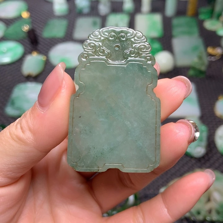 翡翠挂件未镶嵌……