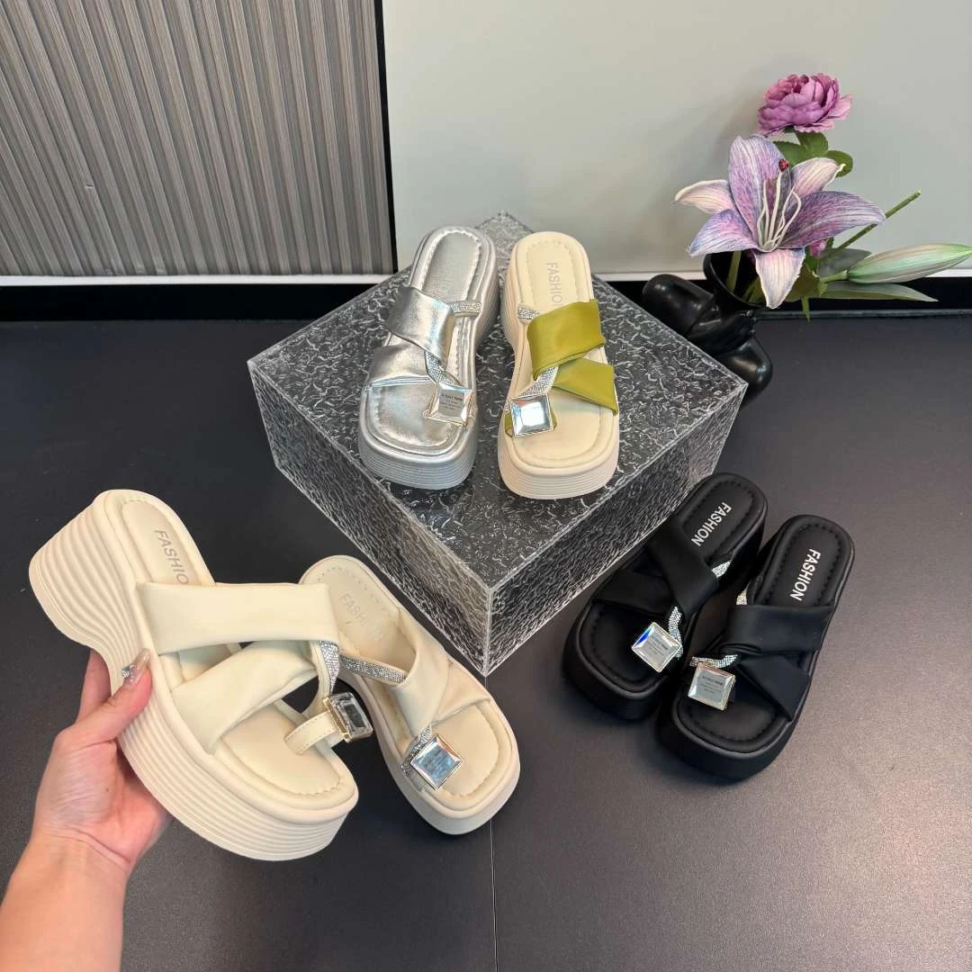 2025年夏季时尚韩版女小个子增高厚底交叉绑带水钻方头夹趾凉拖鞋