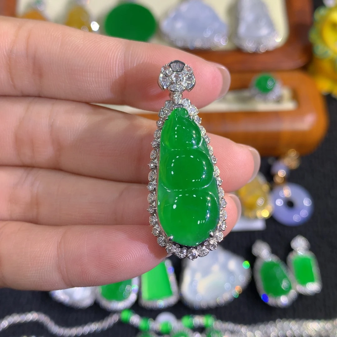 翡翠18K金镶嵌颈饰