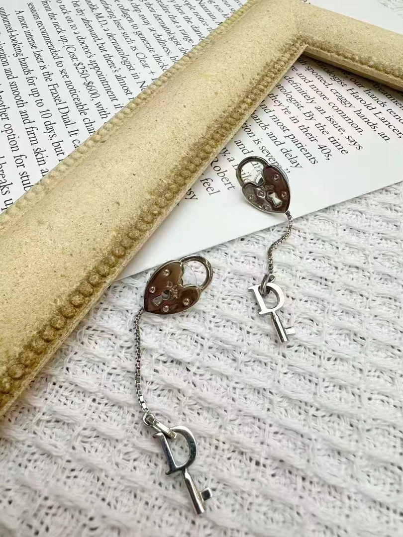 95新 DIOR/迪奥 dior怪怪 爱心小锁耳钉