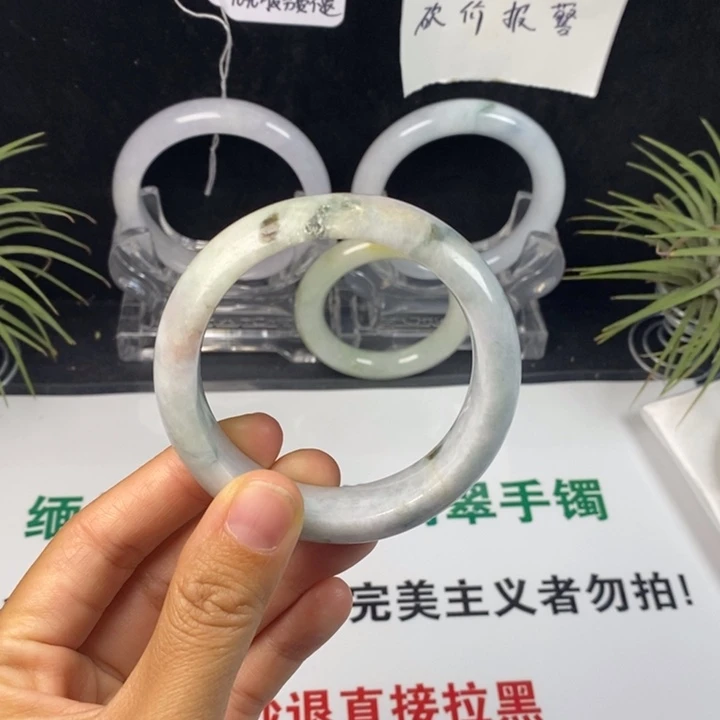 翡翠未镶嵌手镯5号。52圈