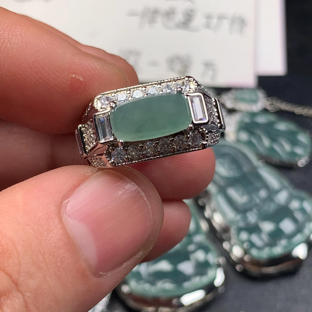 颈饰未镶嵌翡翠马鞍戒指