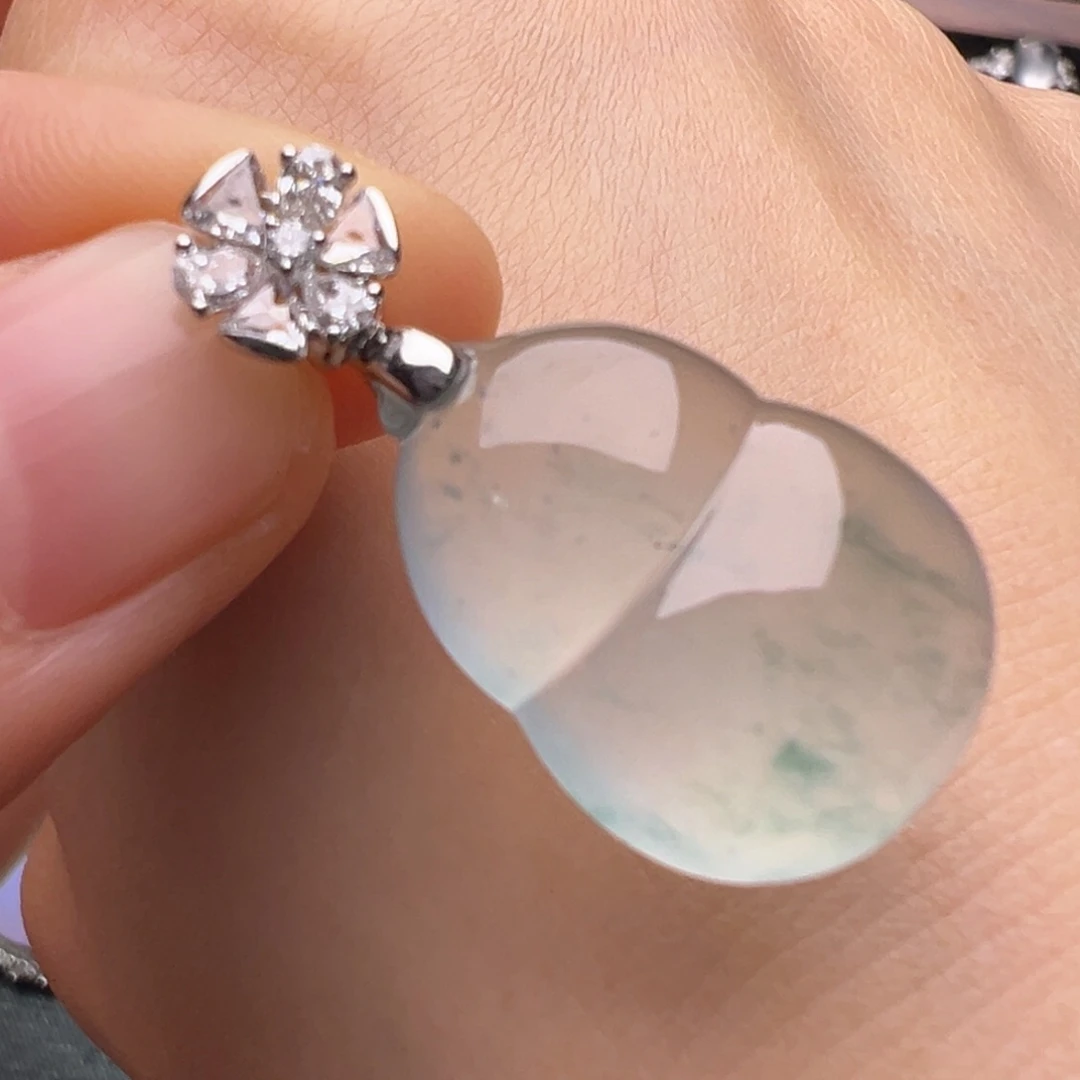 翡翠18K金镶嵌颈饰Y冰胶飘花葫芦