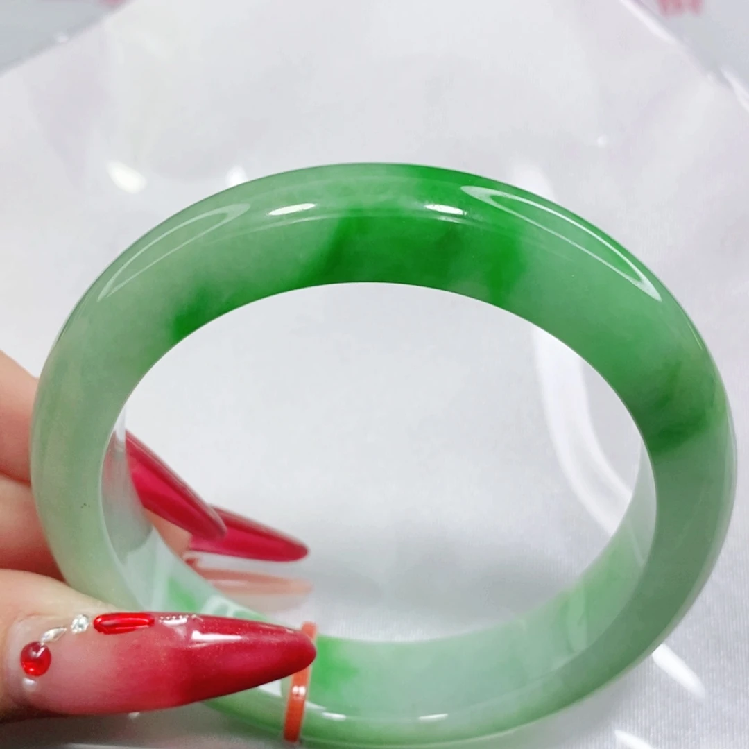 翡翠手镯未镶嵌54.4圈。