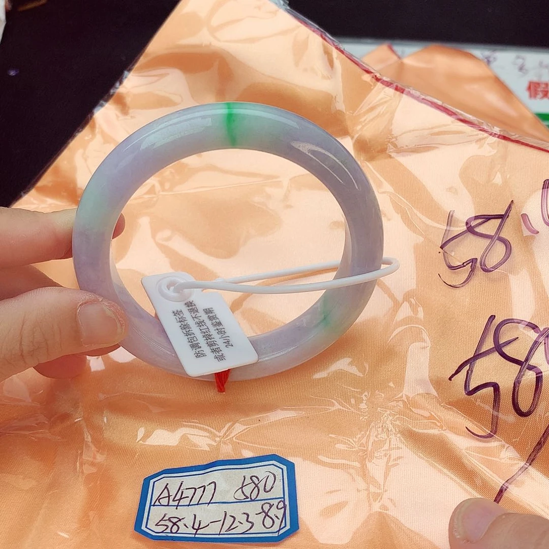 翡翠手镯未镶嵌翡翠