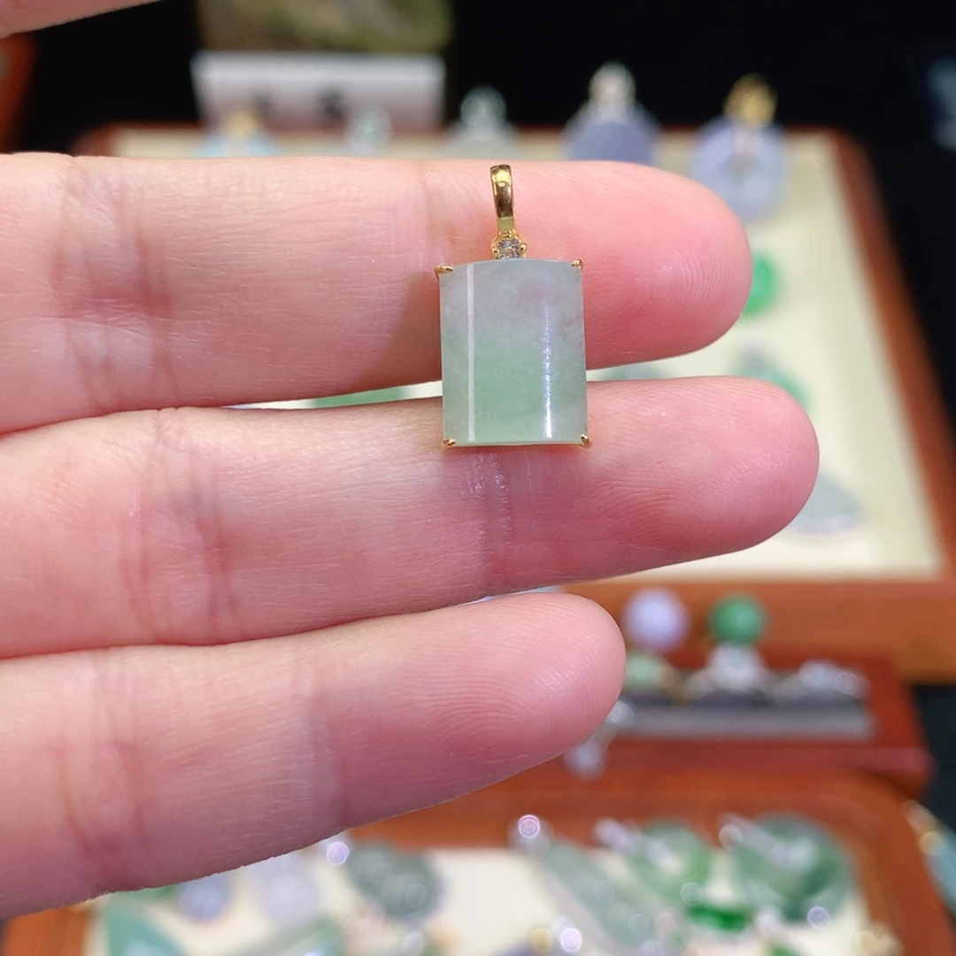 翡翠颈饰18K金镶嵌天然翡翠吊坠a货