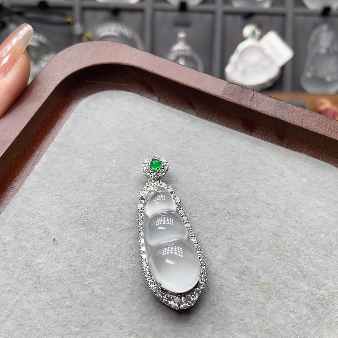 拾***娘石英质玉银S925镶嵌吊坠