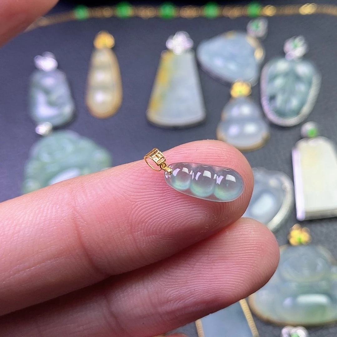 颈饰18K金镶嵌翡翠