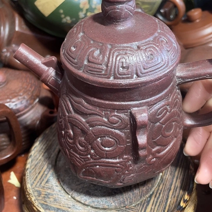 茶壶紫砂原矿泥料，手工制作的一把紫砂壶。