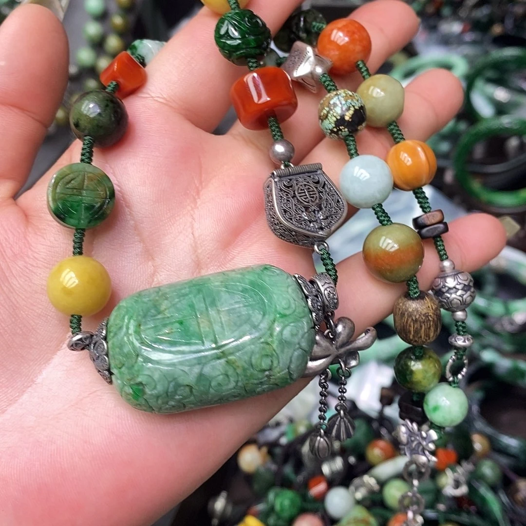 颈饰未镶嵌翡翠寒*漂亮美眉