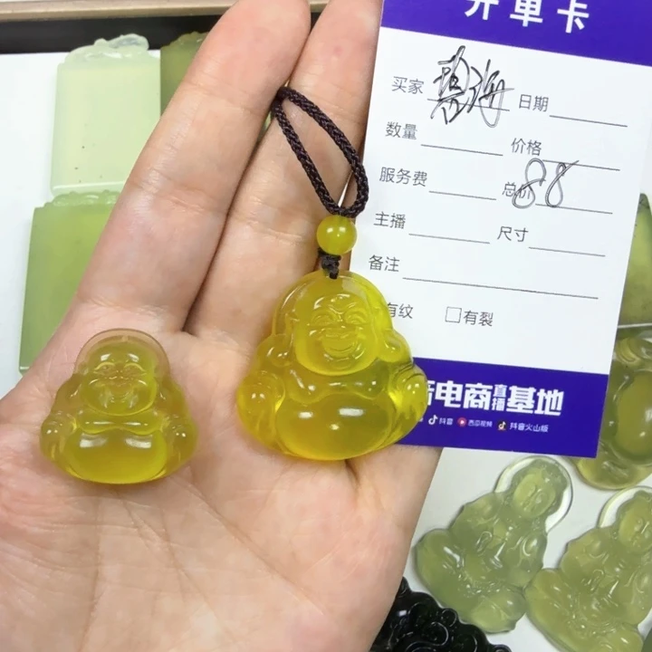 蛇纹石玉未镶嵌颈饰碧**天