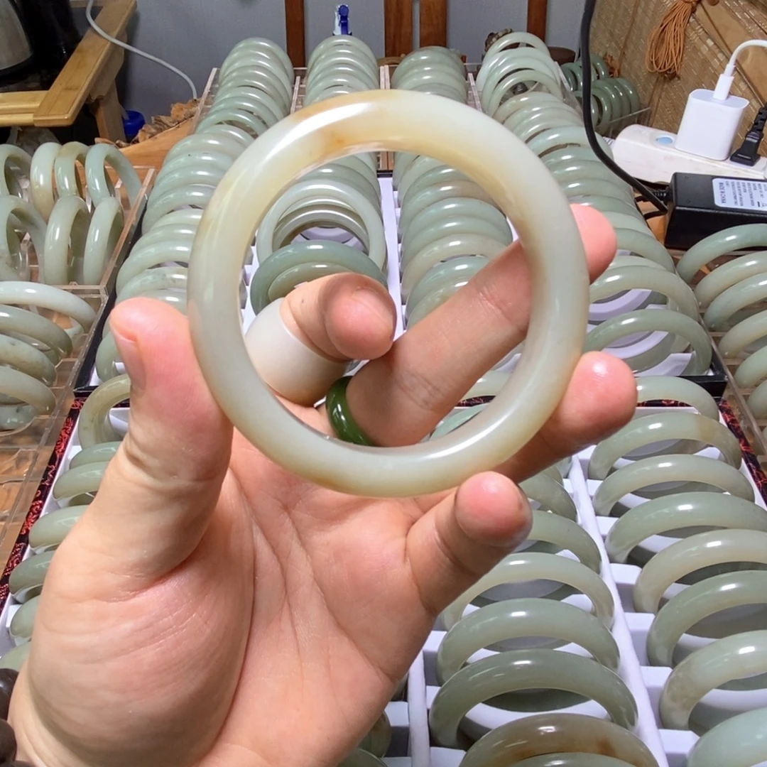 提****和田玉（糖玉）未镶嵌手镯