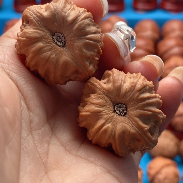 文玩核桃把件凹底