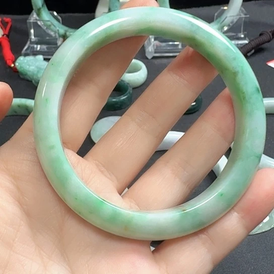 翡翠手镯未镶嵌翡翠
