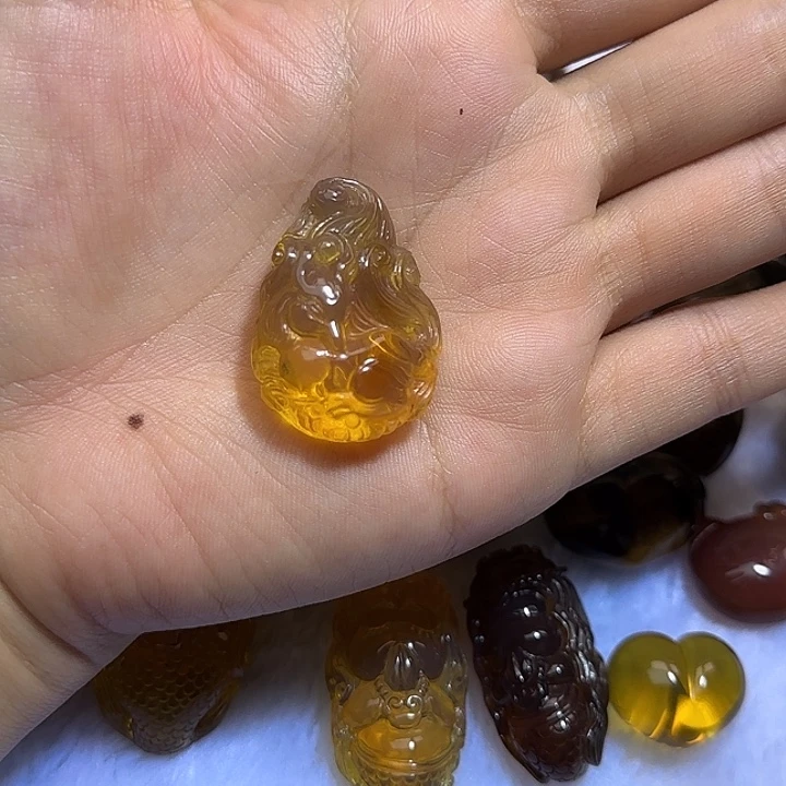 裸石琥珀未镶嵌九尾狐