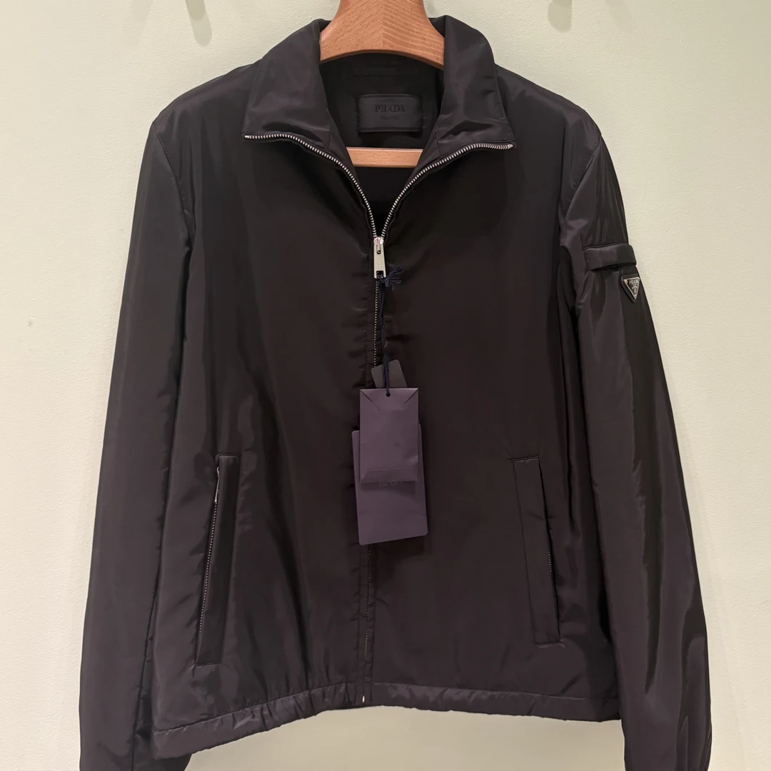 未使用 Prada/普拉达 男款黑色立领棉服