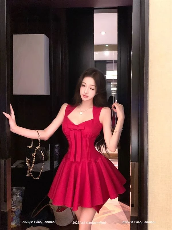 法式纯欲常规蓬蓬裙时尚显瘦蝴蝶夏季轻熟性感风包臀辣妹连衣裙女