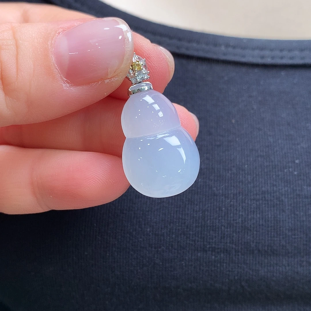 翡翠18K金镶嵌颈饰葫芦