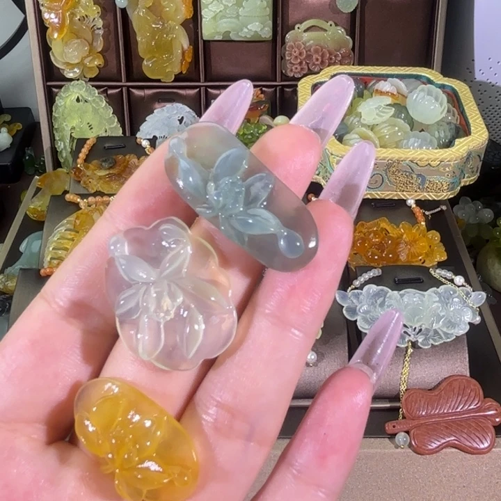 蛇纹石玉未镶嵌颈饰小*随机发