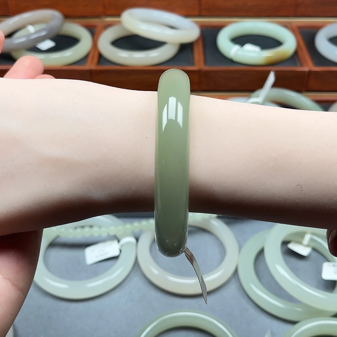 和田玉未镶嵌手镯