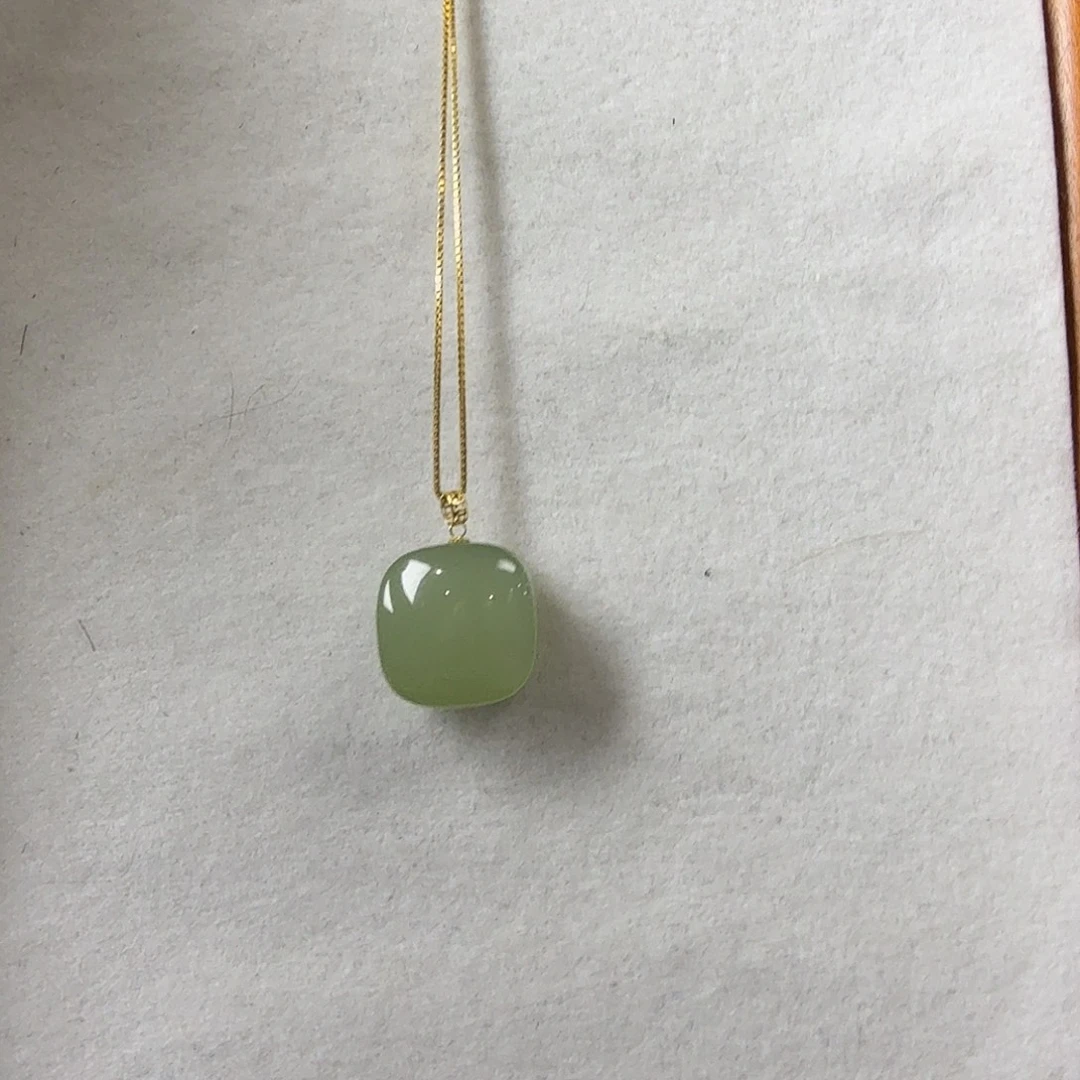 承***地和田玉未镶嵌颈饰