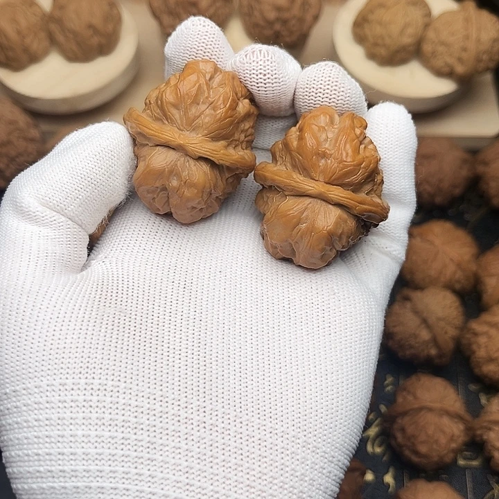 吊坠文玩核桃37尺寸蛤蟆头尖部微修，手工打底