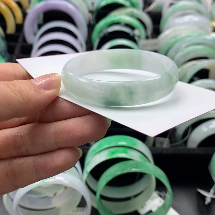 翡翠手镯未镶嵌翡翠