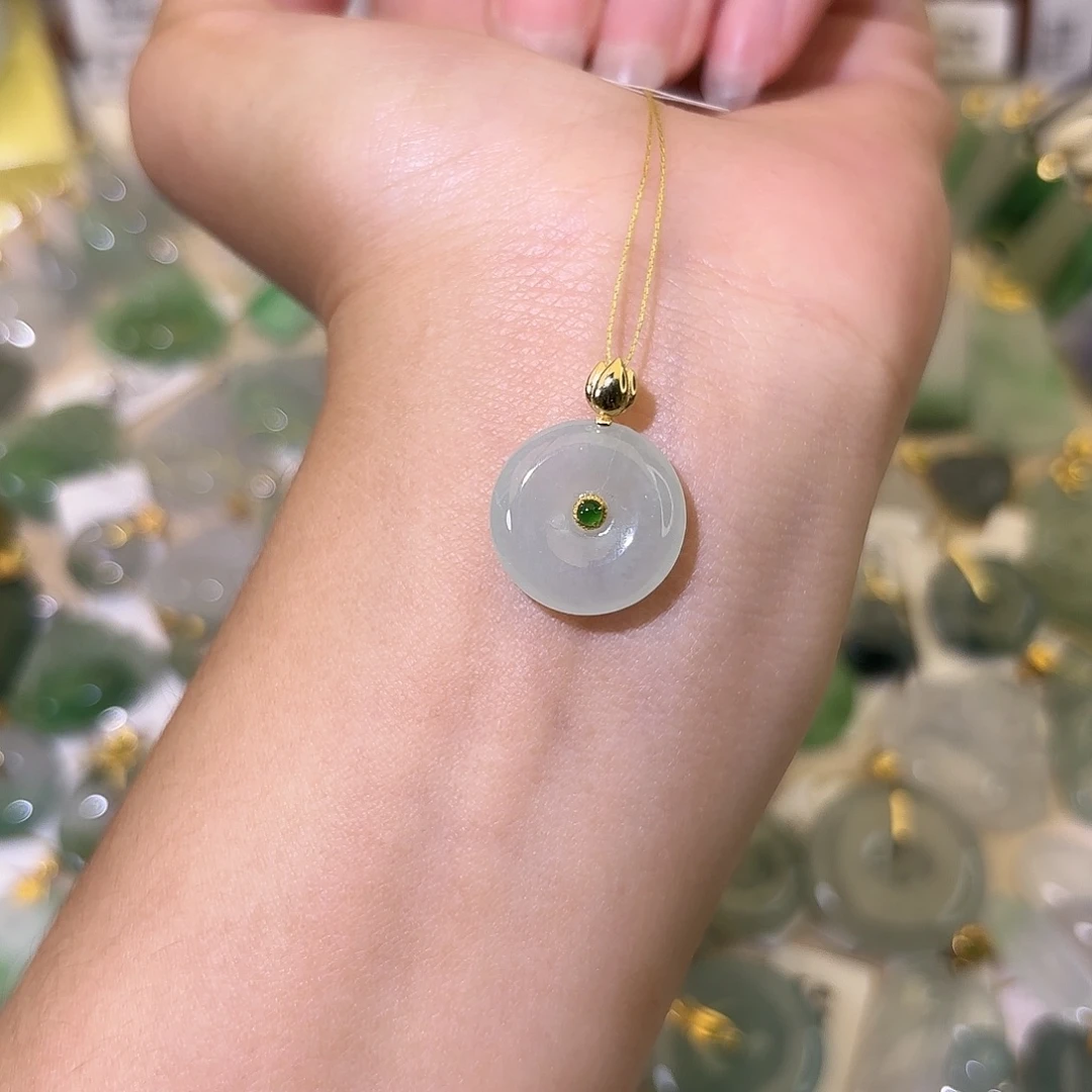 星***辰翡翠18K金镶嵌颈饰平安扣