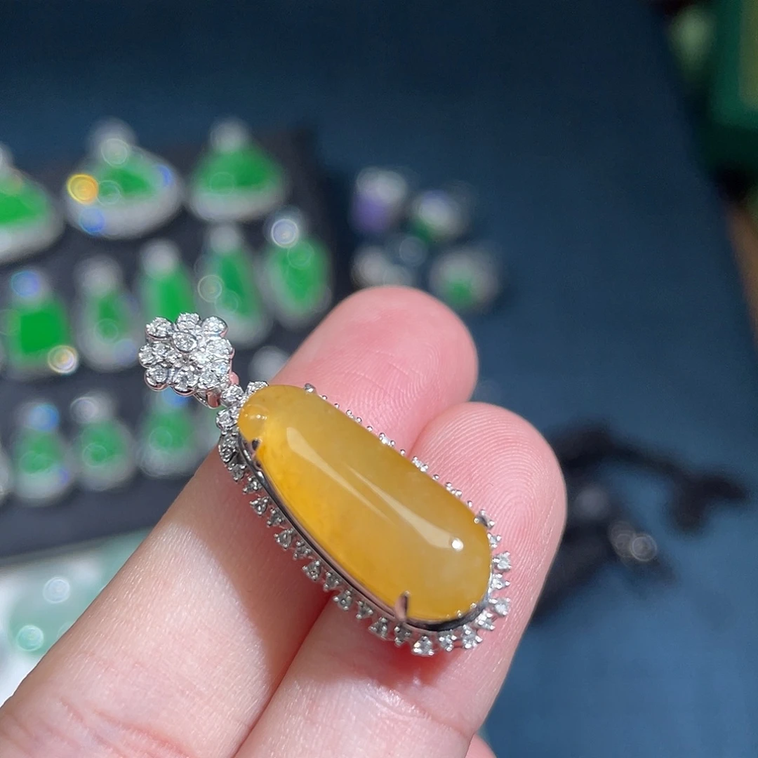 翡翠18K金镶嵌颈饰冰黄福瓜