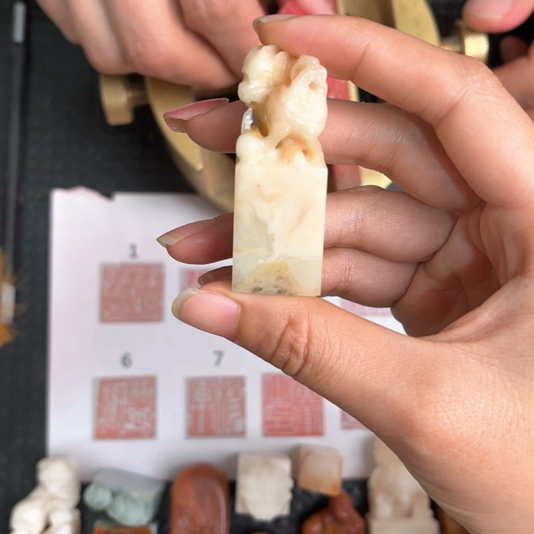 老挝石红**丹现场纯手工篆刻